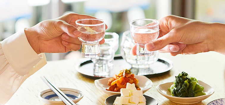 日本酒専門店・日本酒バーのKURANDSAKEMARKETの乾杯イメージ